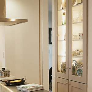 素敵な食器コレクションが映えるよう、内部に間接照明付き